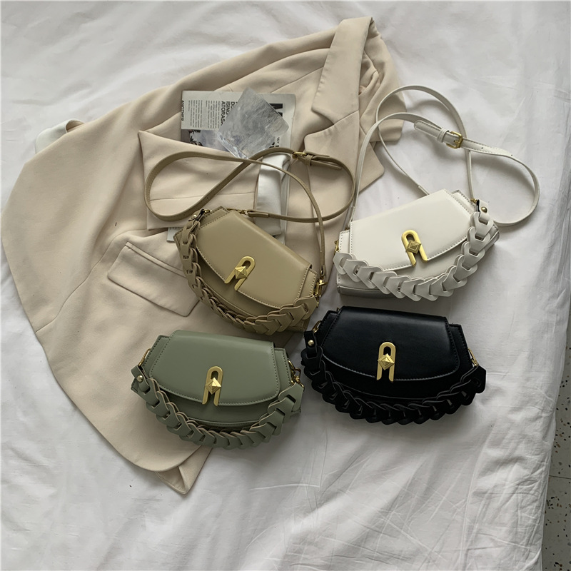 2023 Spring New Fashion Woven Flap Lock Fan Armpit Bag