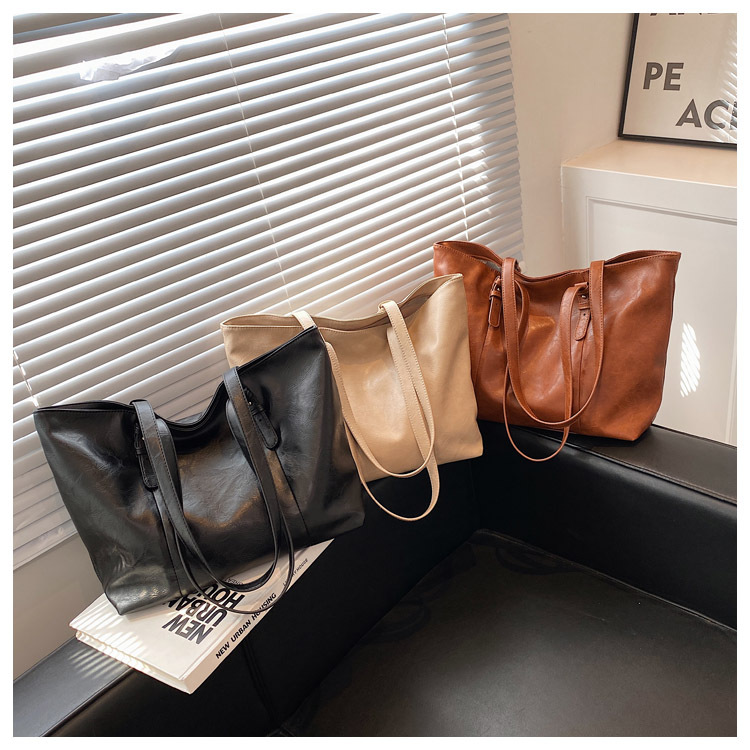 Large-Capacity Commuter Tote