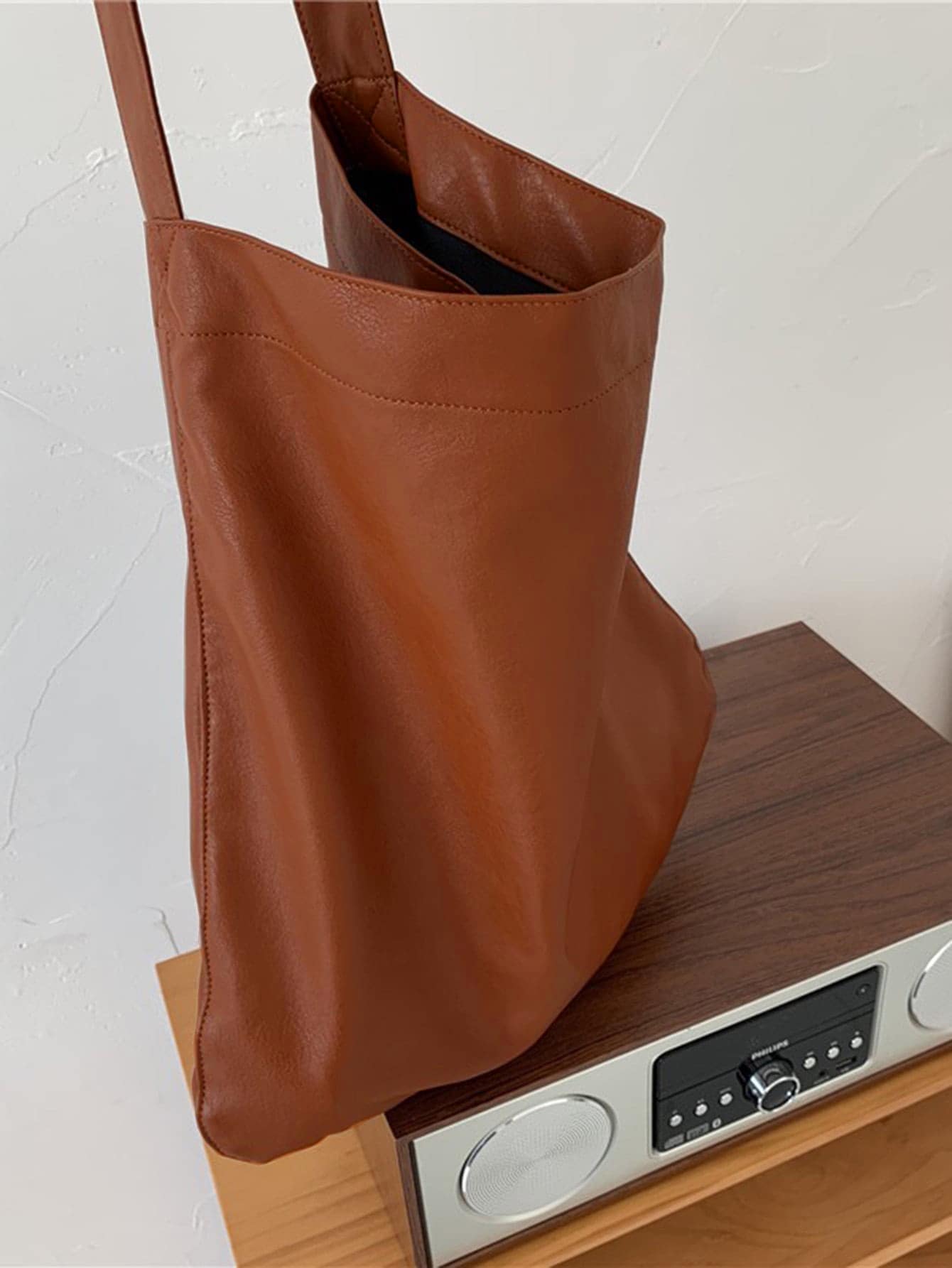 Large capacity single shoulder bag