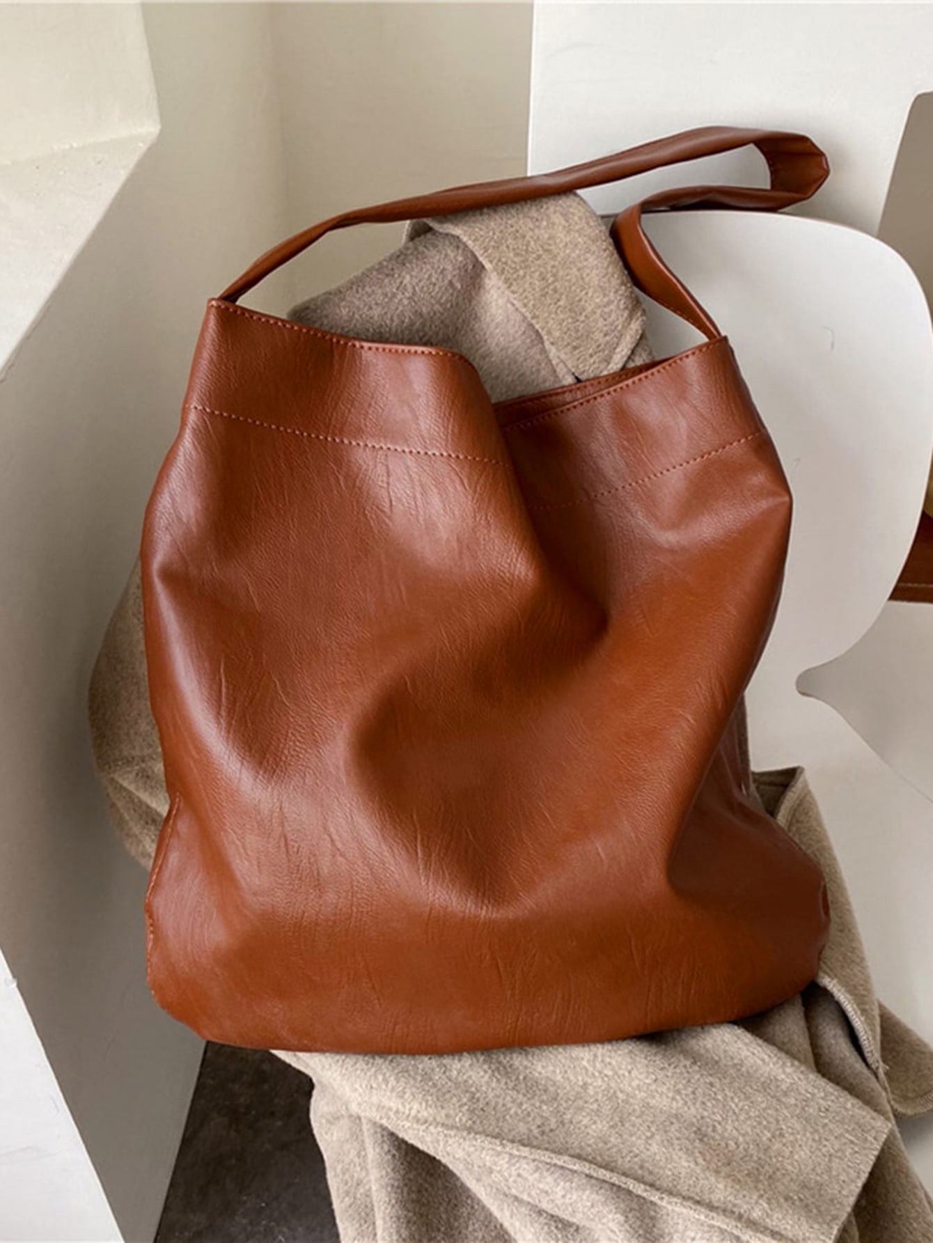 Large capacity single shoulder bag