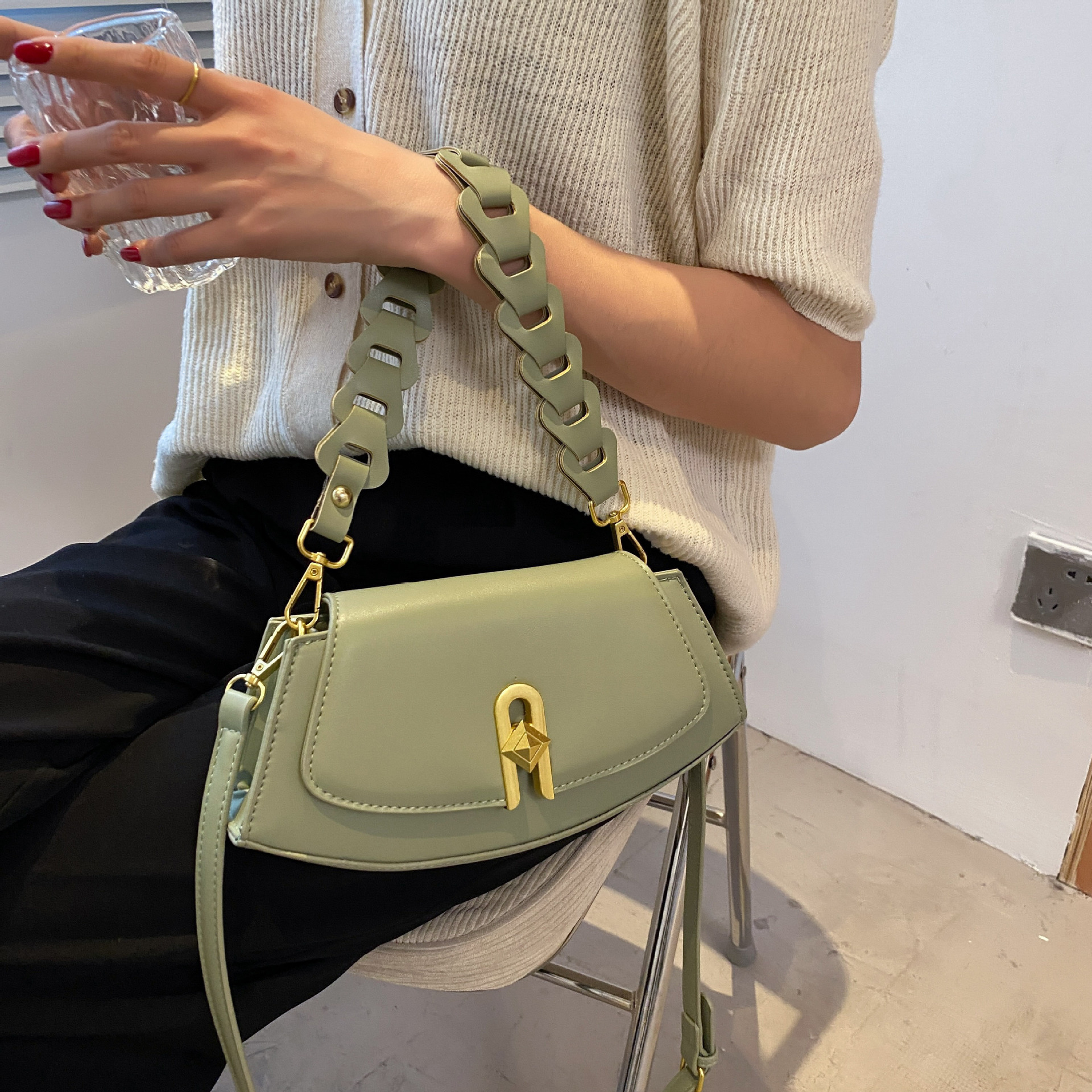 2023 Spring New Fashion Woven Flap Lock Fan Armpit Bag