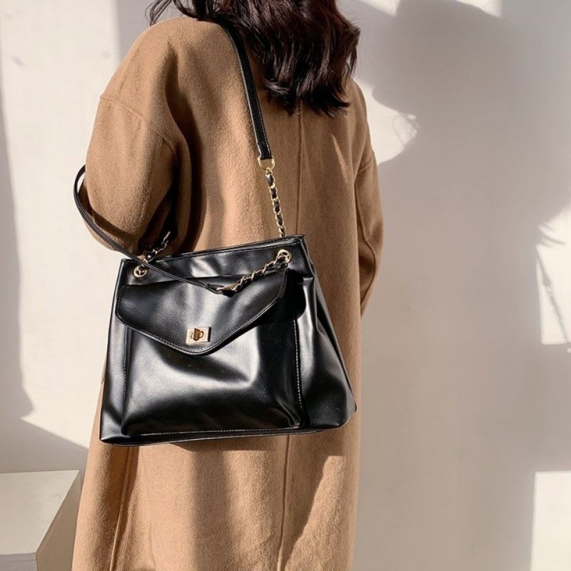 Large-capacity Shoulder Messenger Bag Small Group High-grade Underarm Bag