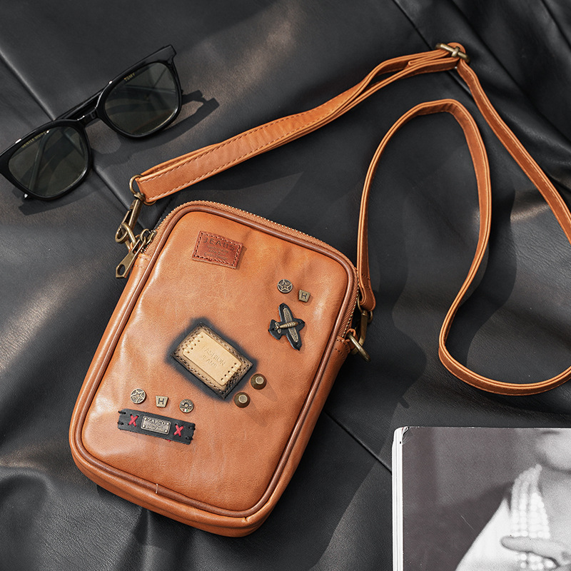 2023 New Fashion Brand Rivet Shoulder Messenger Bag