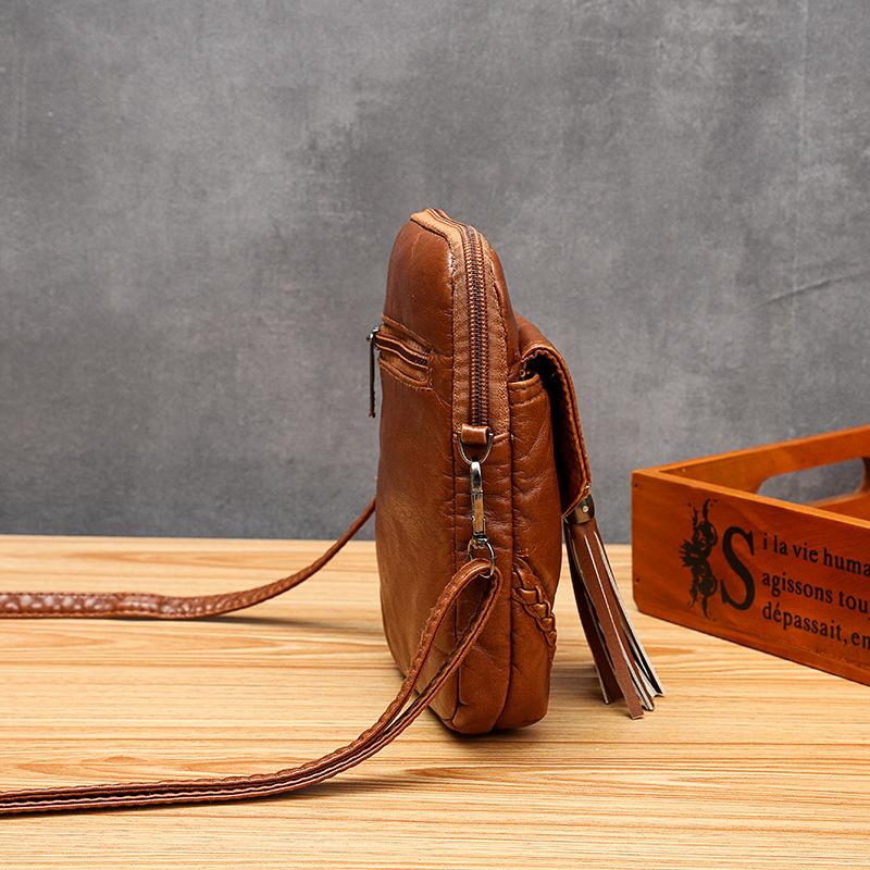 Women's Retro Leather Large Capacity Zip-up Waterproof Crossbody Bag